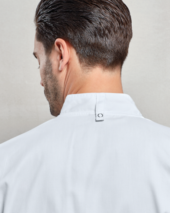 Бяла професионална шефска куртка с цип, къс ръкав и двойни джобове за химикалки на ръкава.